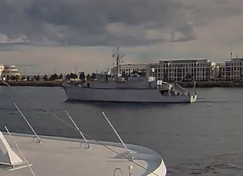 WarshipCam's tweet photo. Royal Belgium Navy Tripartite-class minehunter BNS Crocus (M917) leaving Rostock, Germany - October 5, 2020 #crocus #m917 #snmcmg1 https://t.co/Okzbmu06Tn
