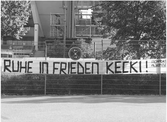 2 semaines plus tôt c'est la Nordkurve Nürnberg qui rendait hommage à Christian K. un membre de leur tribune et néo-nazi notoire membre du blood and honour.