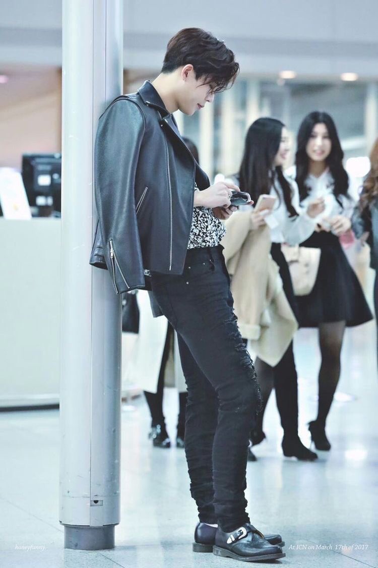 jooheon& #39;s iconic airport fashion ; a thread !!!