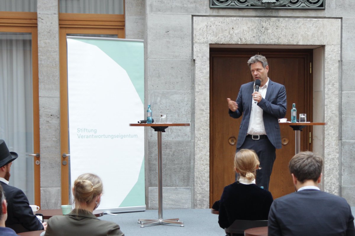 StiftungVE's tweet photo. Parteichef der @Die_Gruenen, Robert Habeck: "Der ökonomische Effekt ist stark. Sinnhaftigkeit, #Nachhaltigkeit  und Langfristigkeit werden gefördert. #Verantwortungseigentum unterstützt Innovation und Kreativität in der #Marktwirtschaft." @tazgezwitscher @Tagesspiegel @welt https://t.co/F43rCXoCjr