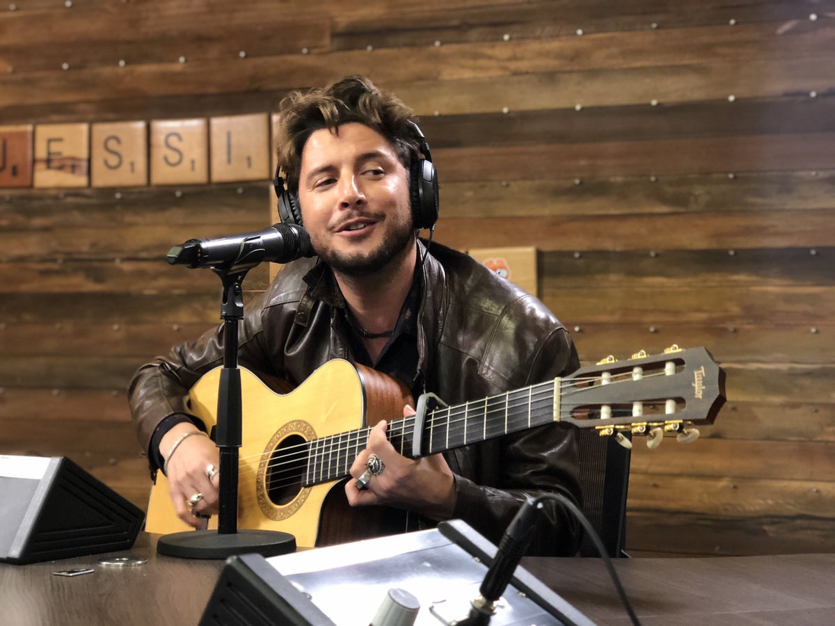 ExaFM's tweet photo. ¡Hoy toca revivir en #JessieEnExa la entrevista y acústico con @manuelcarrasco_! 🎤
Sintoniza a @jessiecervantes por el 104.9 fm...

📻 https://t.co/N9FMUnZkn1 https://t.co/3zcVSzXRzy