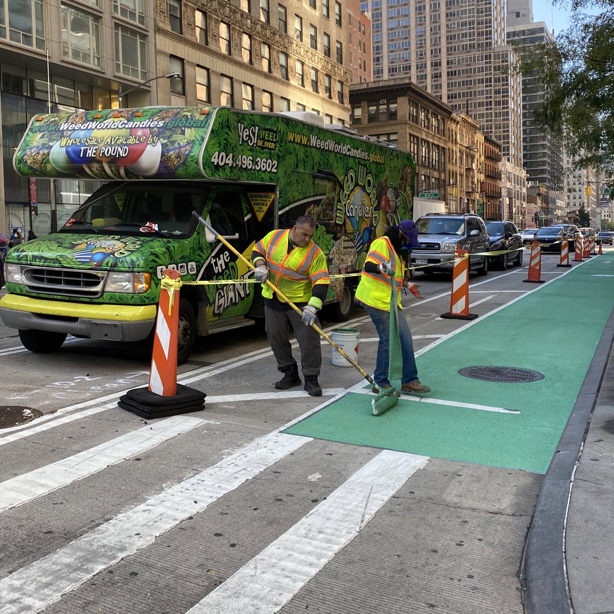 cbw623's tweet photo. The new midtown stretch of bike lane on 6 Ave is looking good this morning 🐸 https://t.co/Tb0ncjbNKs