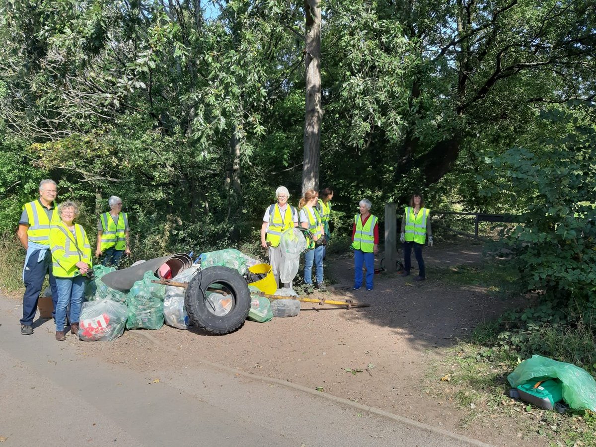 Cleanup_UK's tweet photo. What a wonderful community! Highams Park plan picked up 20 bags of litter, a big tire and some old carpet. Do get in touch if you want to start alitter pick group. #walthamforest #e4 #community #litterpicking #sociallydistanced #socialdistancingactivities #keepinyourbubble https://t.co/dvCZvxZ49Z