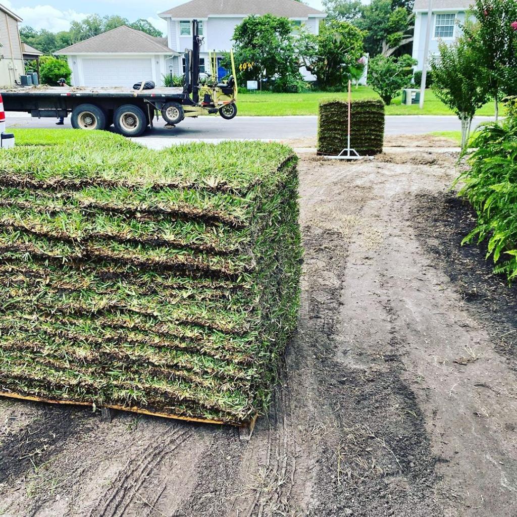 ScottsProVista's tweet photo. Laying sod is still no easy work, but installing ProVista turf means you and your customer can get more out of it. Photo from livingblooms on Instagram https://t.co/ZtE4Q1wzCY