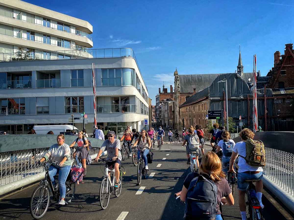 Yes! Kortrijk kreeg zopas de titel ‘Fietsstad 2020’ van minister <a href="/LydiaPeeters/">Lydia Peeters</a>!

Wat een fijne waardering van onze fietsers en van de onafhankelijke jury van @VSVerkeerskunde. 

Bedankt aan al wie hier aan meewerkte! 
#KortrijkFietst