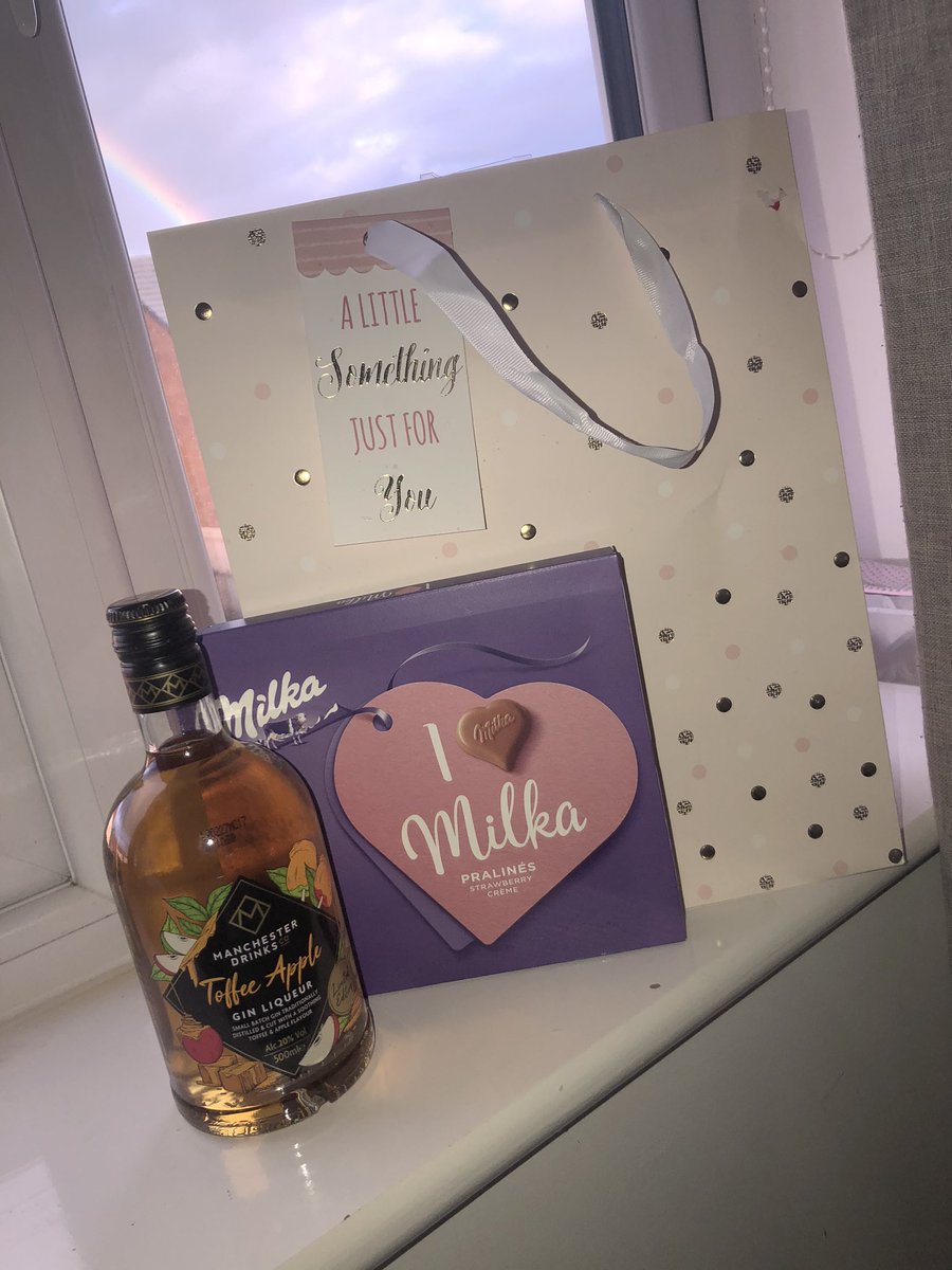 BashfordEmily's tweet photo. @BentleysCoulby Thank you so much for my presents!!! Very lucky to work for such an amazing company ❤️☕️ https://t.co/l7mY0NXUDa