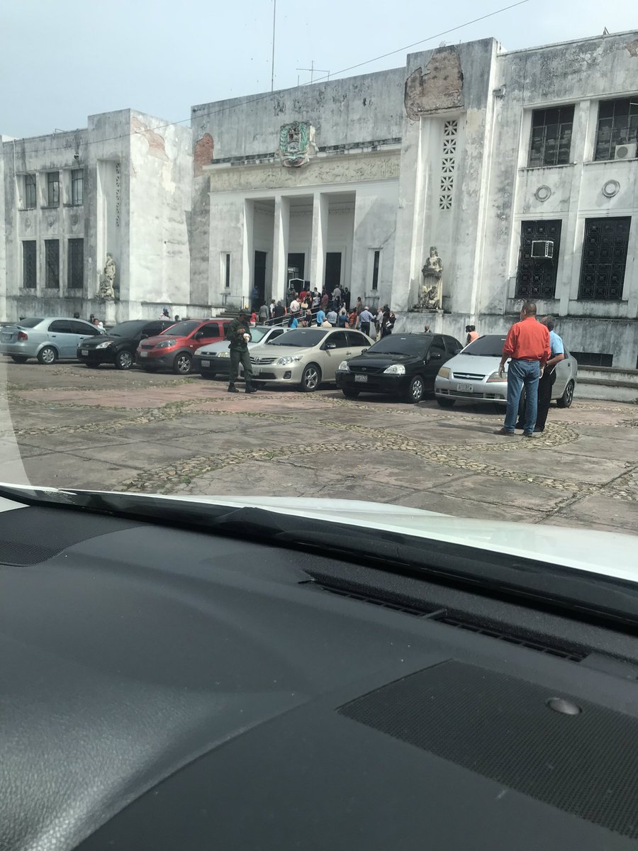 dorisv58's tweet photo. Increíble !! La plaza ahora estacionamiento https://t.co/BO8CvstQHm