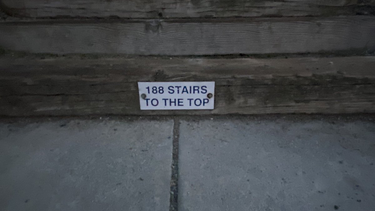 vespersinclair's tweet photo. 940 stairs down today. #legday https://t.co/rOkVGon1Wa