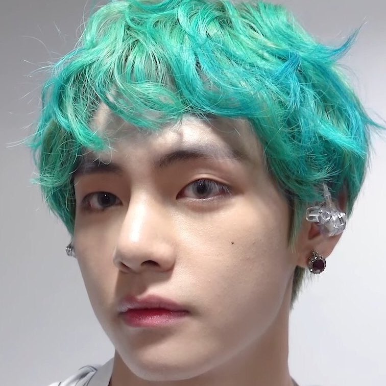 Taehyung’s cheek mole — an appreciation thread