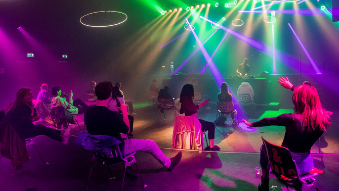 3CatInfo's tweet photo. Discoteques i sales de concerts  podran obrir al 50% de l’aforament, però no es podrà ballar a la pista, que haurà d’estar ocupada amb taules i cadires
https://t.co/Ww3hs9Vdp4 https://t.co/UUF4ARTOwT