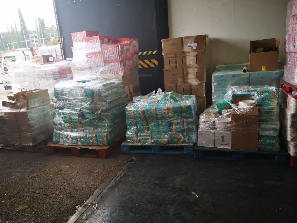 laure_rubi's tweet photo. Très fière des équipes de la petite enfance qui ont déjà réussi à collecter plus de 6m3 de produits et materiel pour les jeunes enfant et leurs familles #solidaritemetropolitaine #nice06 #tempetealex @villedenice https://t.co/pRKnaquHT7