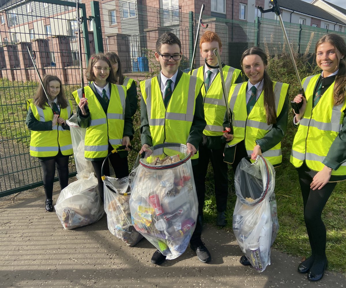 Our S6 peer mentoring class took part in a litter pick in the areas surrounding the school today! ❤️<a href="/SMPupilSupport/">SM Pupil Support</a> <a href="/StMungosFalkirk/">St Mungo's HS</a> #LetChristShine