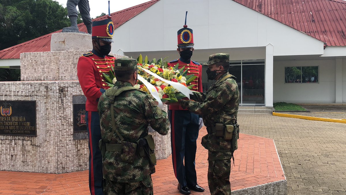 Ejercito_Div8's tweet photo. (2) Asimismo, impusimos una ofrenda floral en el monumento a los héroes de nuestra #Div8, en agradecimiento a estos 28 años años de su activación; lo que nos han permitido a pie o a caballo, de día o de noche, velar por la legalidad y la seguridad de la población llanera. https://t.co/dtH2rNhoxZ