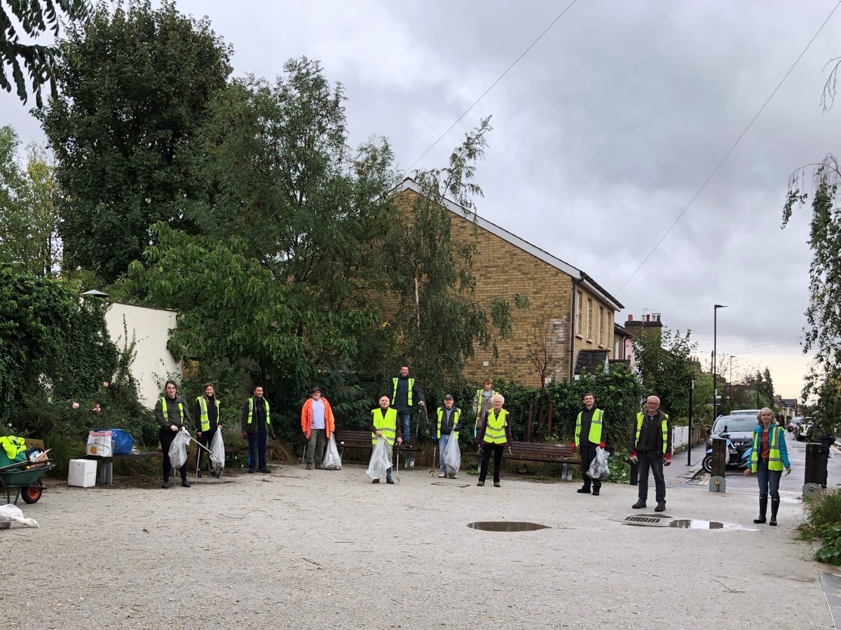 Cleanup_UK's tweet photo. Great effort Walthamstow Village in Bloom - Amazing work, both planting and litter picking! #community #walthamforest #E17 #litterpicking #socialdistancingactivities #sociallydistanced #thebeautifulboroughsproject @e17inbloom https://t.co/gGN8LvHy9i