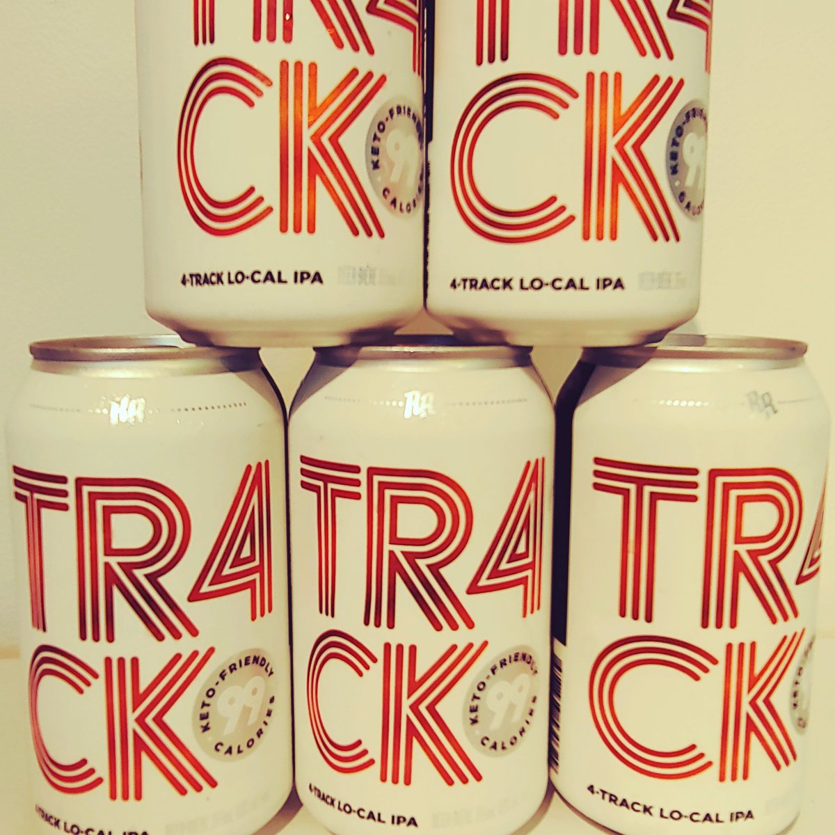 4-Track Lo-Cal IPA. This is a real IPA but with 2/3 of the calories. Low sugar and keto friendly.

#ketobeer #ketofriendly #lowcalcraftbeer #localipa #lowcarb #ontariocraftbeer #craftbeerlife #torontoeastend #torontohealth #torontorunners #torontofitness