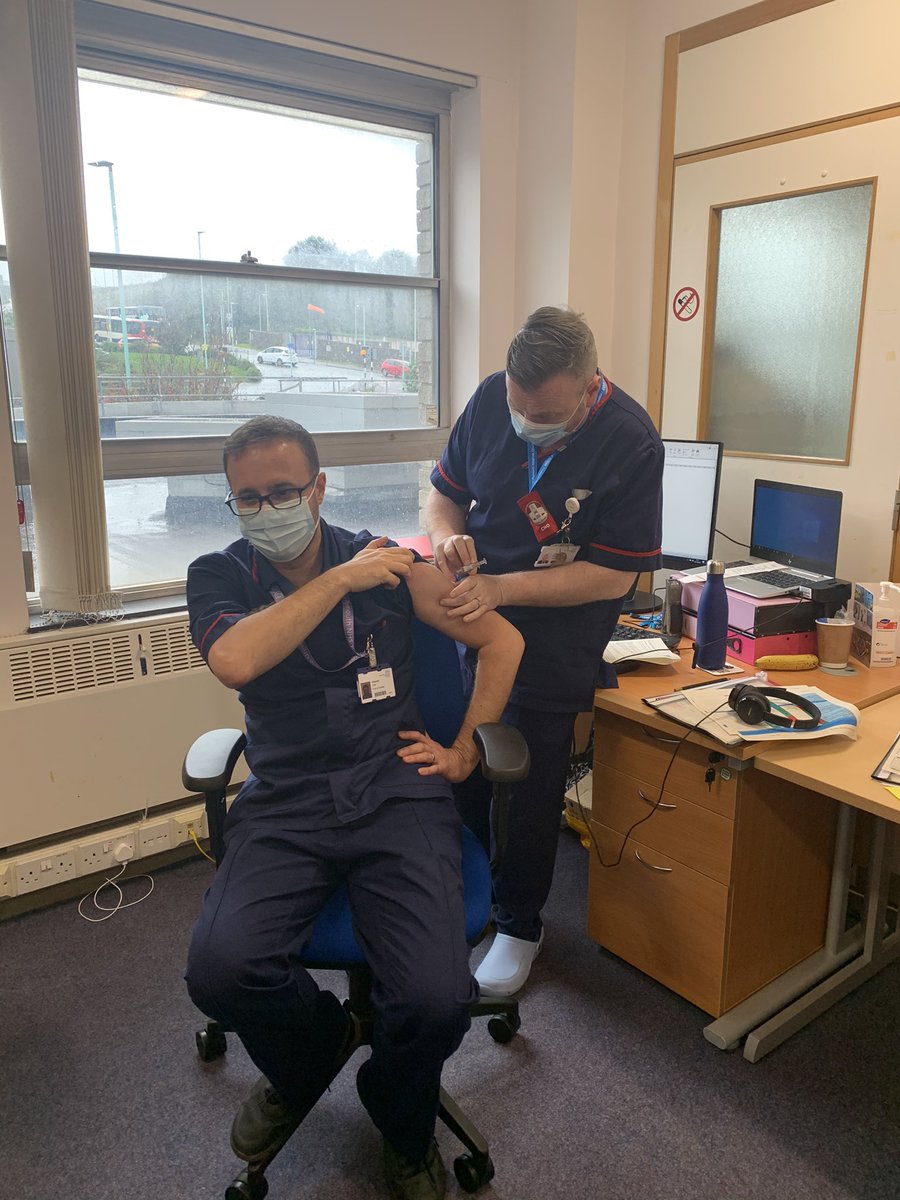 Flu jab ☑️ thank you @lenny_byrne. #flufighters @UHP_NHS @DerrifordNurses - have you had your jab yet❓