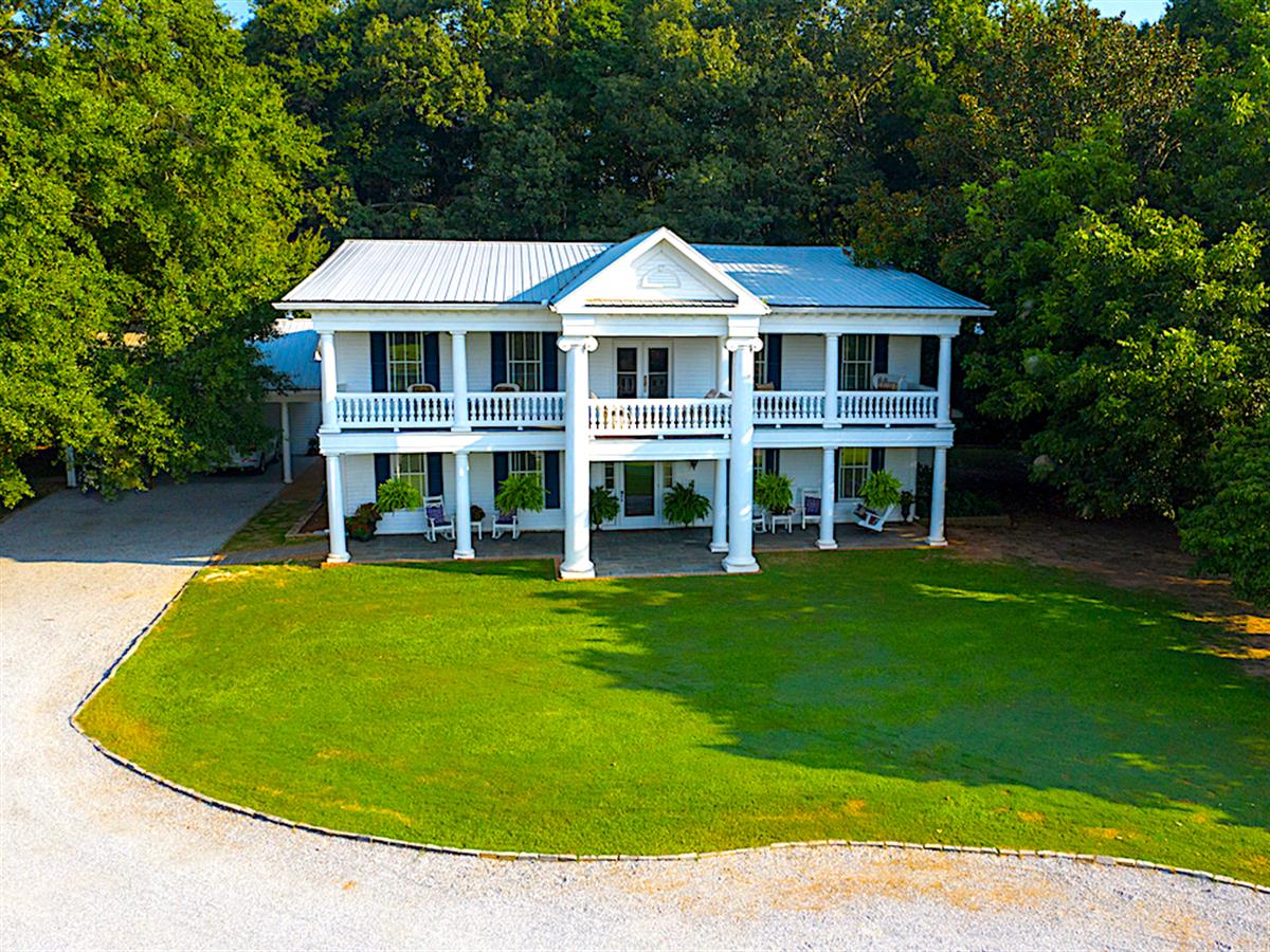 AUCTIONFLIP's tweet photo. This 84 +/- acre Atlanta gentleman's farm, directly on the Flint River, is set for auction 10/27 @ 2PM. It features a plantation style home close to Senoia, Peachtree City, &amp; in the heart of the burgeoning Southside studio area. Conducted by @AlbertBurney https://t.co/2jPqpQTanz https://t.co/LaYqM0GpPJ