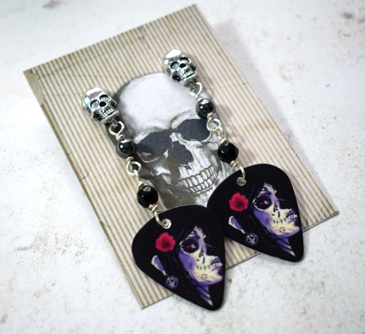 Day of the dead earrings, perfect for Halloween too!

#dayofthedead #halloween #skulls #gothic #earrings

etsy.com/uk/listing/837…