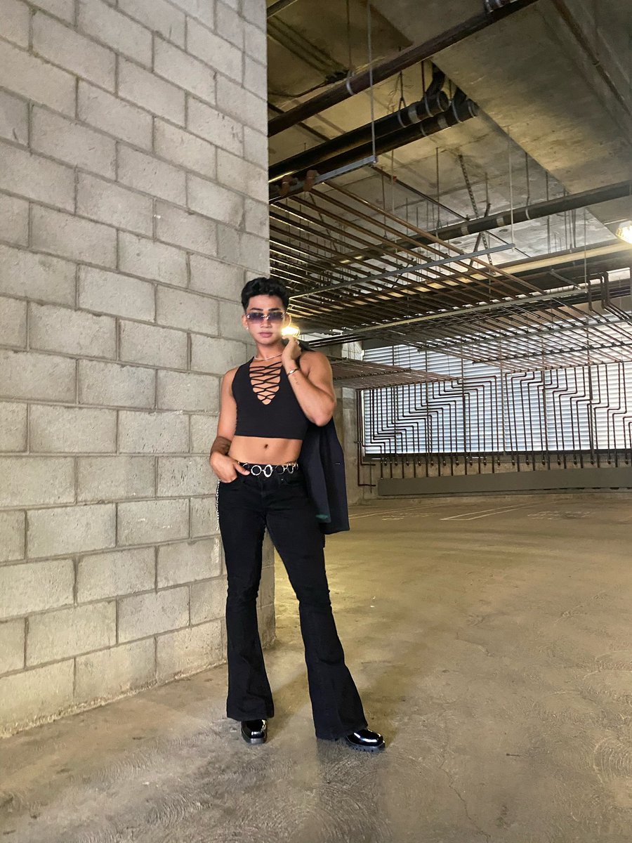 bretmanrock's tweet photo. Yenno?🖤🖤🖤 https://t.co/AyEZq2WGQI