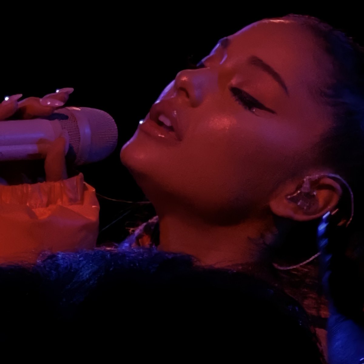 gwsfenty's tweet photo. #TheFemaleArtist #ArianaGrande 
#PCAs
1 RT = 1 VOTO https://t.co/EZXn3vJd9b