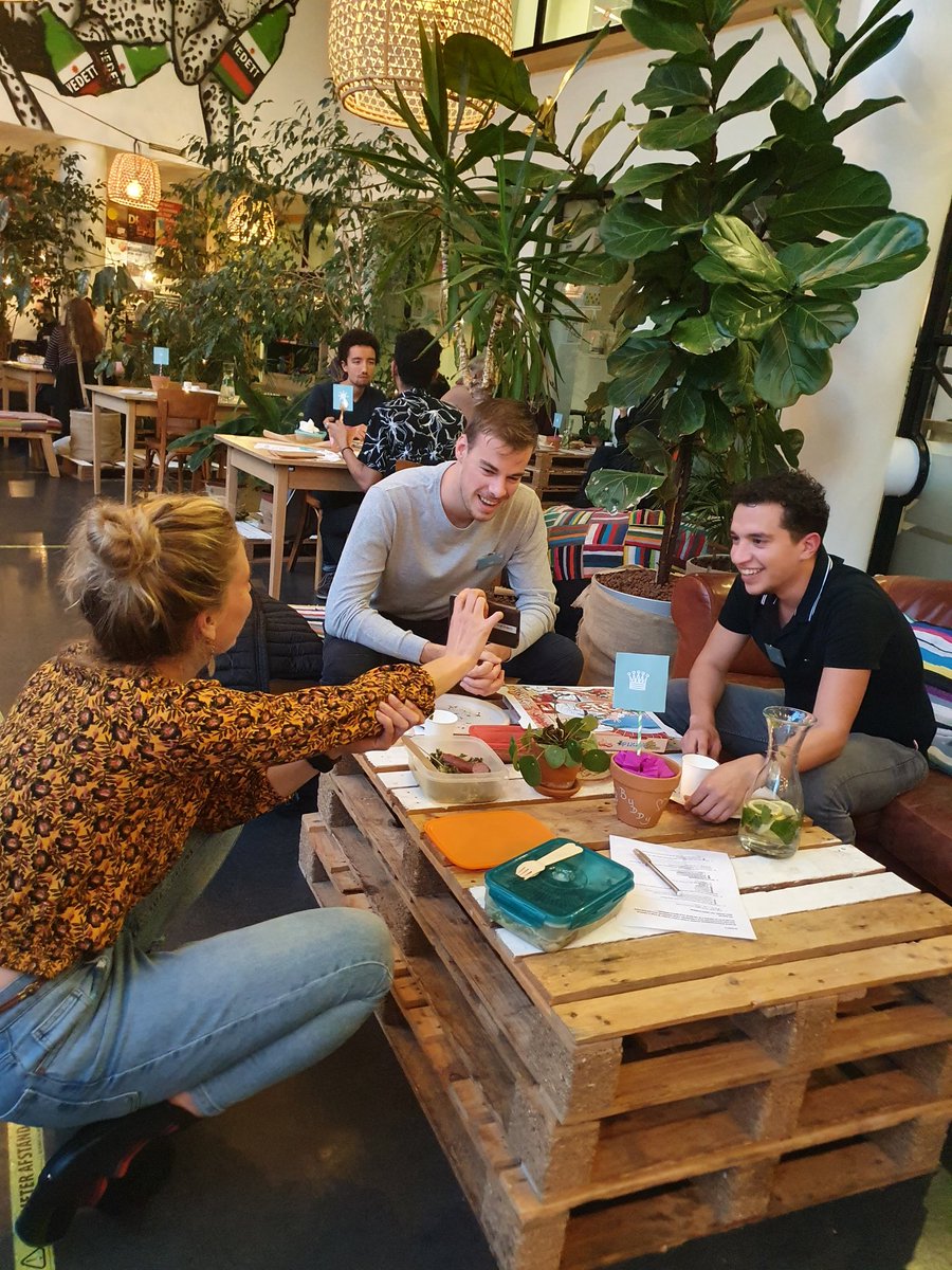 Normaal met elkaar in debat, gister even in een andere rol met wethouder <a href="/MaartenOoijen/">Maarten van Ooijen</a>: ik als razende reporter op het matchingsdiner van <a href="/Buddy_to_Buddy/">Buddy to Buddy</a> en Maarten die digitaal kennis maakte met de buddy's! Met m'n been als meetlat om afstand te houden ;).