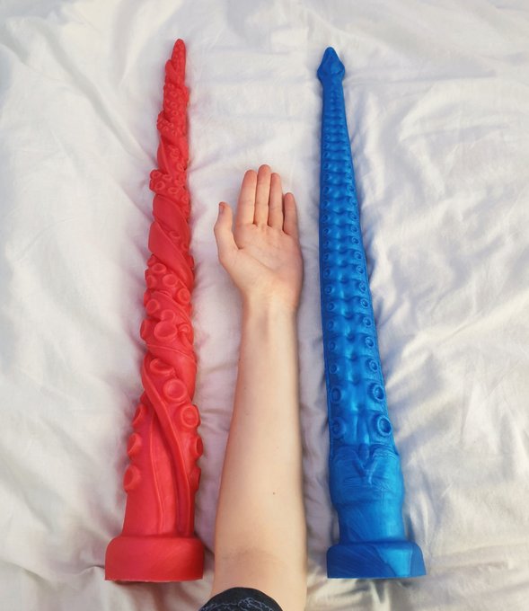 the lovely people at @SinnovatorHQ sent me another massive tentacle! (me for scale :p) now i have almost<a class="tags" target="_blank" title="On Twitter" href="/?out=eyJ0eXAiOiJKV1QiLCJhbGciOiJIUzUxMiJ9.eyJpYXQiOjE3MTg5MDYxNDEsImlzcyI6InR3cG9ybnN0YXJzLmNvbSIsIm5iZiI6MTcxODkwNjE0MSwiZXhwIjoxNzUwNDQyMTQxLCJyZWRpcmVjdF91cmwiOiJodHRwczovL3R3aXR0ZXIuY29tL1Npbm5vdmF0b3JIUSJ9.5j7hR-D83SSpSI2kemvr9baYD-p293P6rbNpGkj-GiLhF3hZ89denrxo5qNeRA72kRKUAxZuQKI2_nWh_QNdjg">@SinnovatorHQ</a>