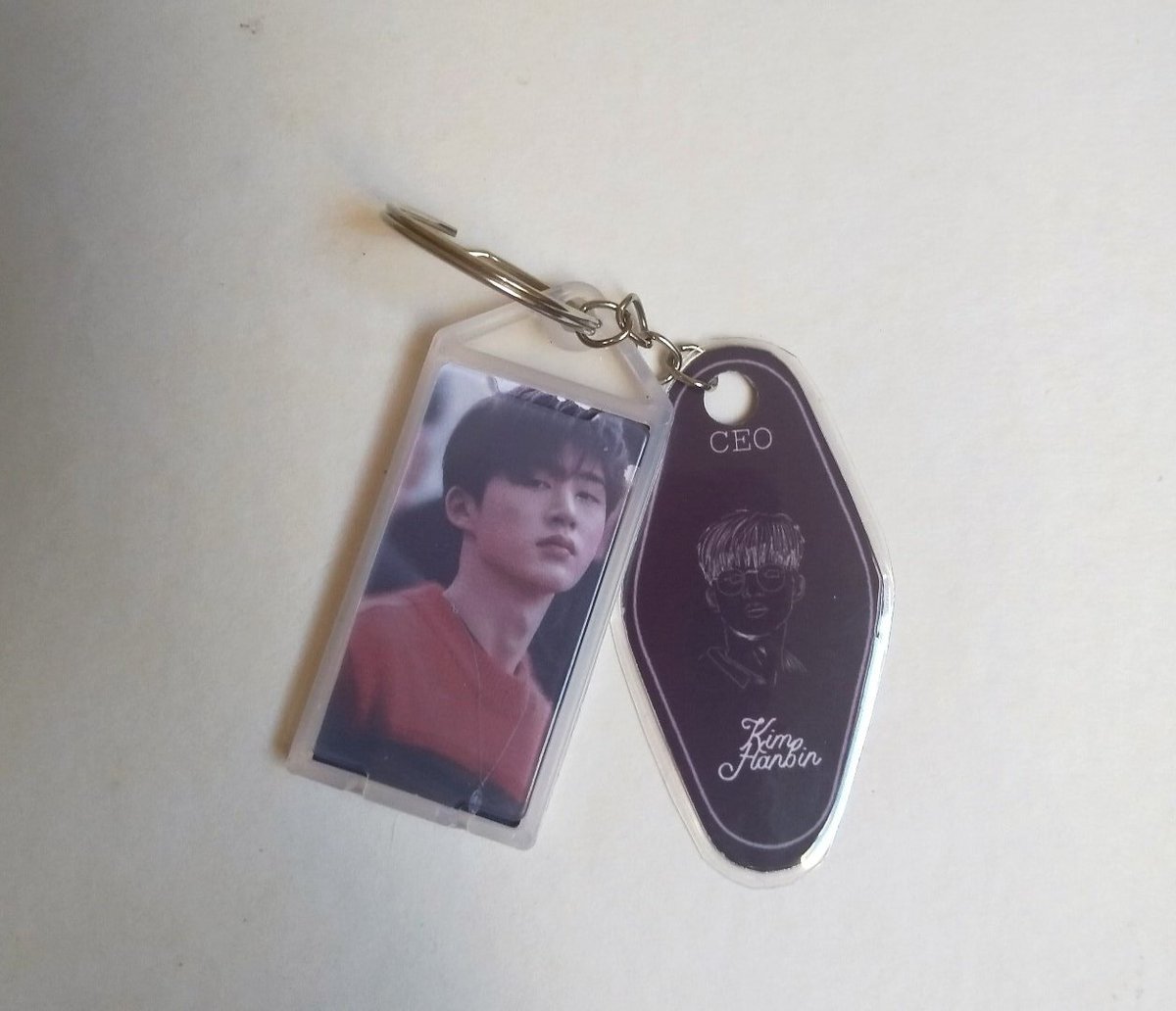 SakuraStore_'s tweet image. ROI iKONICS, agora que Kim Hanbin literalmente é o patrão nada mais justo do que ter uma lembrancinha desse fato né? Veio ai 😎
#HanbinCEO #KimHanbin #131vibe #Binic #iKONIC