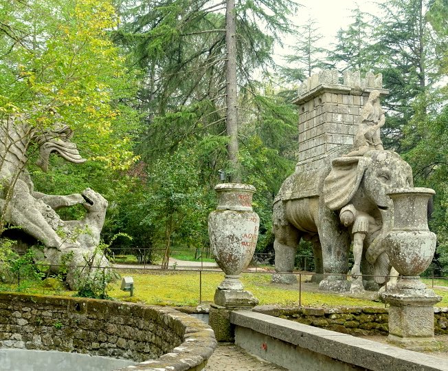 #TraelPedia talks about #architecture and #nature. 🇮🇹Viterbo, #Italy. Created by the architect #PirroLogorio, #ParcoDeiMostri is one of the most singular #parks in Italy, scattered with mythical creatures. It became famous thanks to a painting of #SalvadorDali. #italia #trip #it