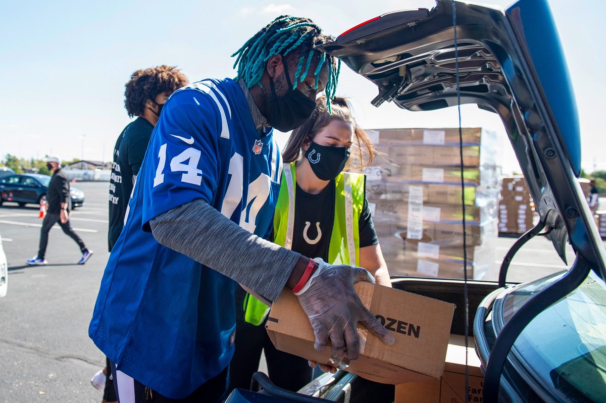 coltscommunity's tweet photo. No days off because #NoOneRunsOnEmpty. 

@GleanersFBIndy | #BreakingBarriers https://t.co/IIhdqyknNE