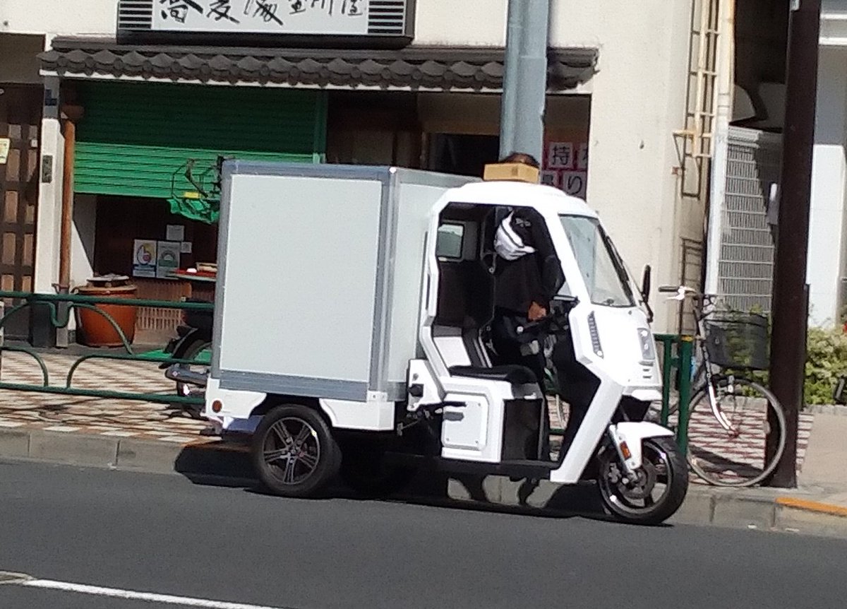 jp_hirota's tweet photo. 流石…イタリアのデザイナーが造る事だけの事はある👍‼️三輪車なのに…カッケーなぁ～😱アッ…因みにこの三輪車は、EV車両ですよ。100%電気で、走ります💡お値段89万円なり…😱‼️‼️‼️‼️‼️#aacargo　#ジャイロキャノピー https://t.co/j0I2CuV7Ug