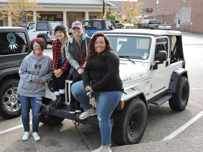 SullivanINTimes's tweet image. Over the weekend, over 20 Jeeps headed down from Terre Haute to show their support of Sullivan County.
sullivan-times.com/news/article/i…
