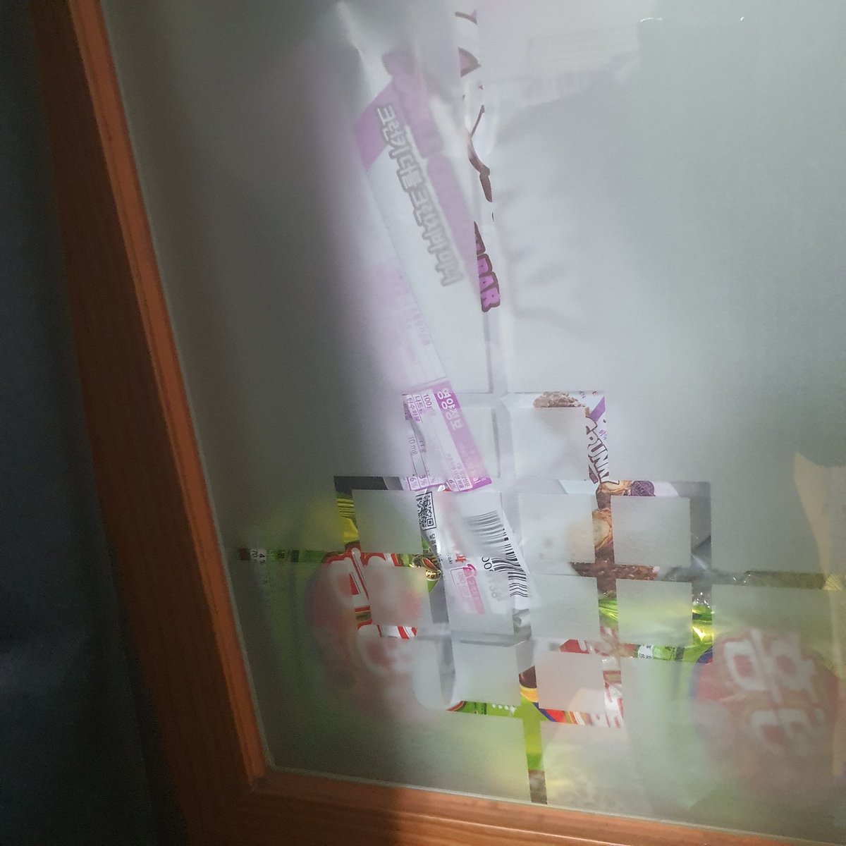 사는 것이 너무 힘들고 지치고 그렇다.. 겨우겨우 살아가는 중.. 그 와중에 이제 곧 생리두 할텐데 단거 묵은거 들켜가지규.. 오예스 점심으류 먹을라고 챙기다가 그만.. 새벽에 창문틈으로 간식숨긴거 나 너무 슬프다ㅠㅠ 내 간식들아 안 걸려줘서 고마워...