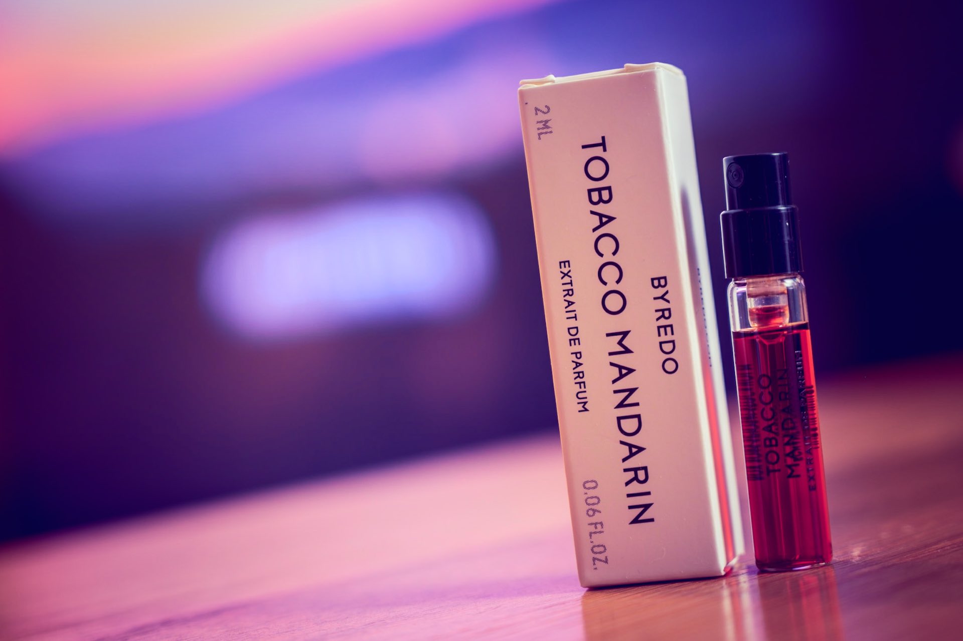 Scentalk バイレードのtobacco Mandarinをお試し タバコとレザーとクミンの香り ウード も入ってて遊んでる男の肌ってこんな香りなのでは と思わせる 女性でもかっこいいだろう 全然的にどこか果実酒のようなお酒の香りを思わせる なんというかエロい