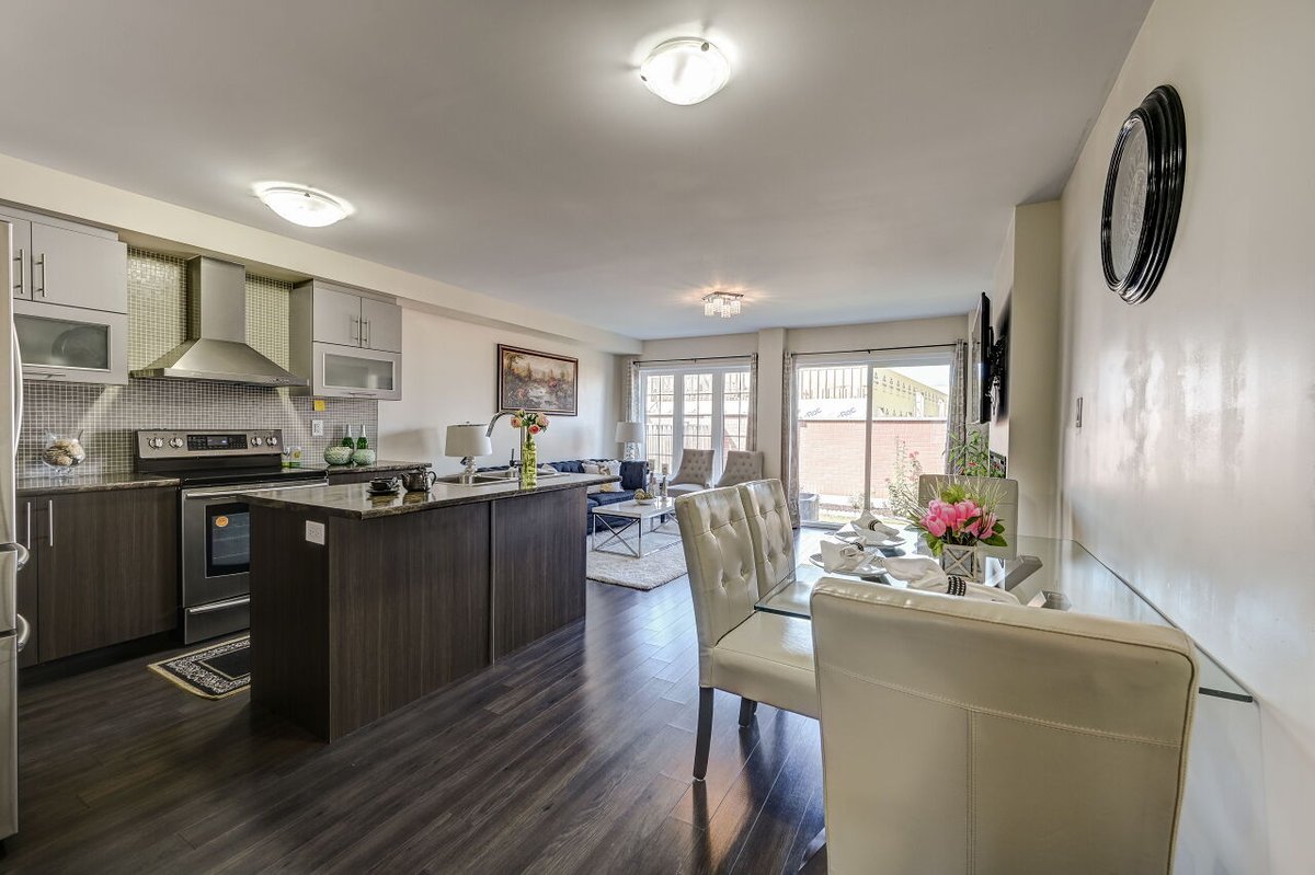 Spectrumrealty_'s tweet photo. Luxurious 3 bedroom townhouse along with a finished basement and a separate entrance through the garage. Located in one of the most desirable neighbourhoods with lots of windows and sunlight. Spacious main floor featuring an upgraded kitchen. MLS #: W4923741 

#SpectrumRealty https://t.co/RG3IaNIoA3