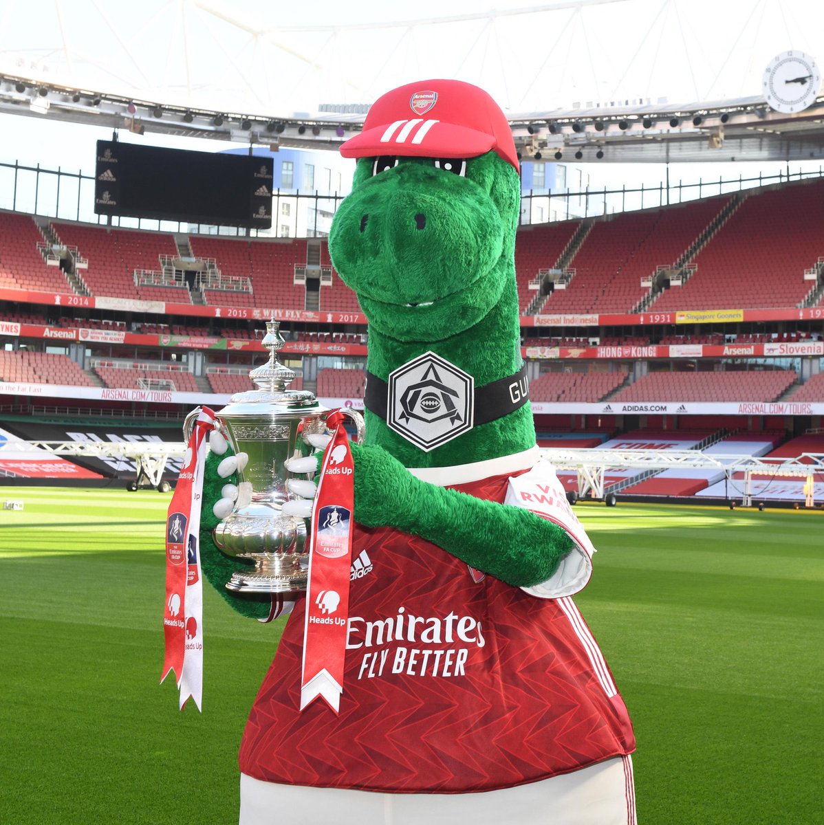 Footballogue's tweet photo. [#PL🇬🇧] Mesut Özil a annoncé qu'il allait payer le salaire de Gunnersaurus, la mascotte d'Arsenal, qui a été licenciée pour faire des économies.

(TW) https://t.co/ggEQrTQWY1