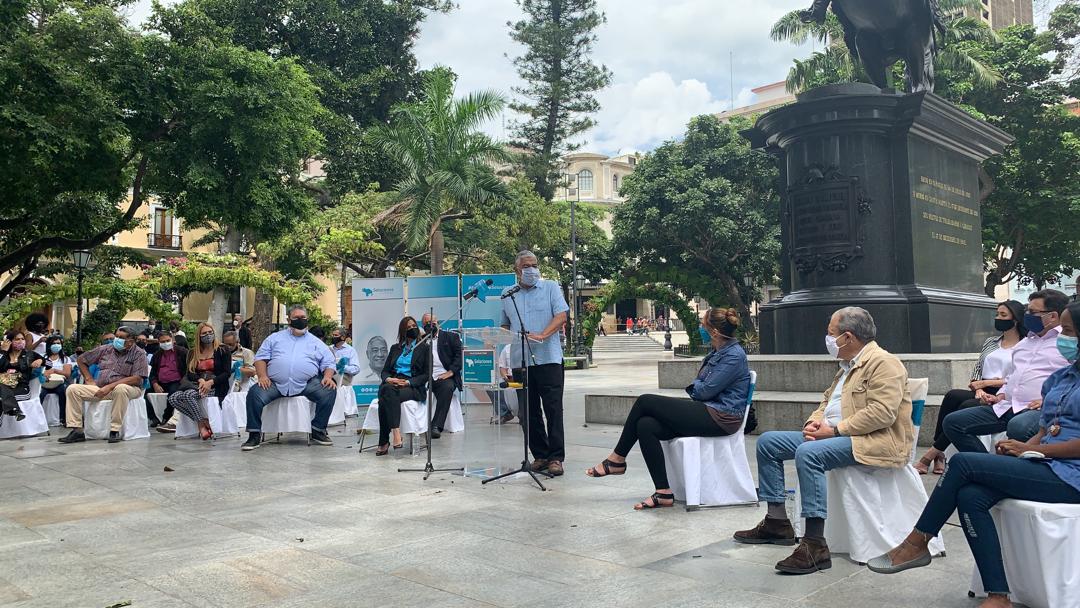 claudioefermin's tweet photo. Quienes aquí estamos, el movimiento REDES, los sindicatos de la construcción, del transporte, del petróleo, los movimientos LGBTI, las comunidades populares, los gremios, la juventud, los activistas,hemos conformado una alianza para sacar de abajo a Venezuela #AquíEstáLaSolucion https://t.co/RSKLWPRhSQ