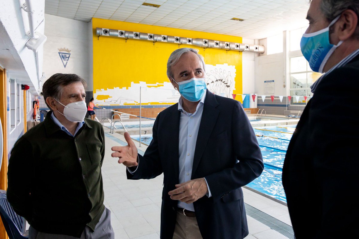 cnhelios's tweet photo. Esta mañana hemos recibido la visita del alcalde de Zaragoza, @Jorge_Azcon, y @CrisGarciaCs, concejala de Deportes del @zaragoza_es. Junto a nuestro presidente han recorrido las instalaciones,tras haber dejado su sello en el Libro de Oro de Helios. ¡¡Ha sido un auténtico placer!! https://t.co/JYLuIqNiES
