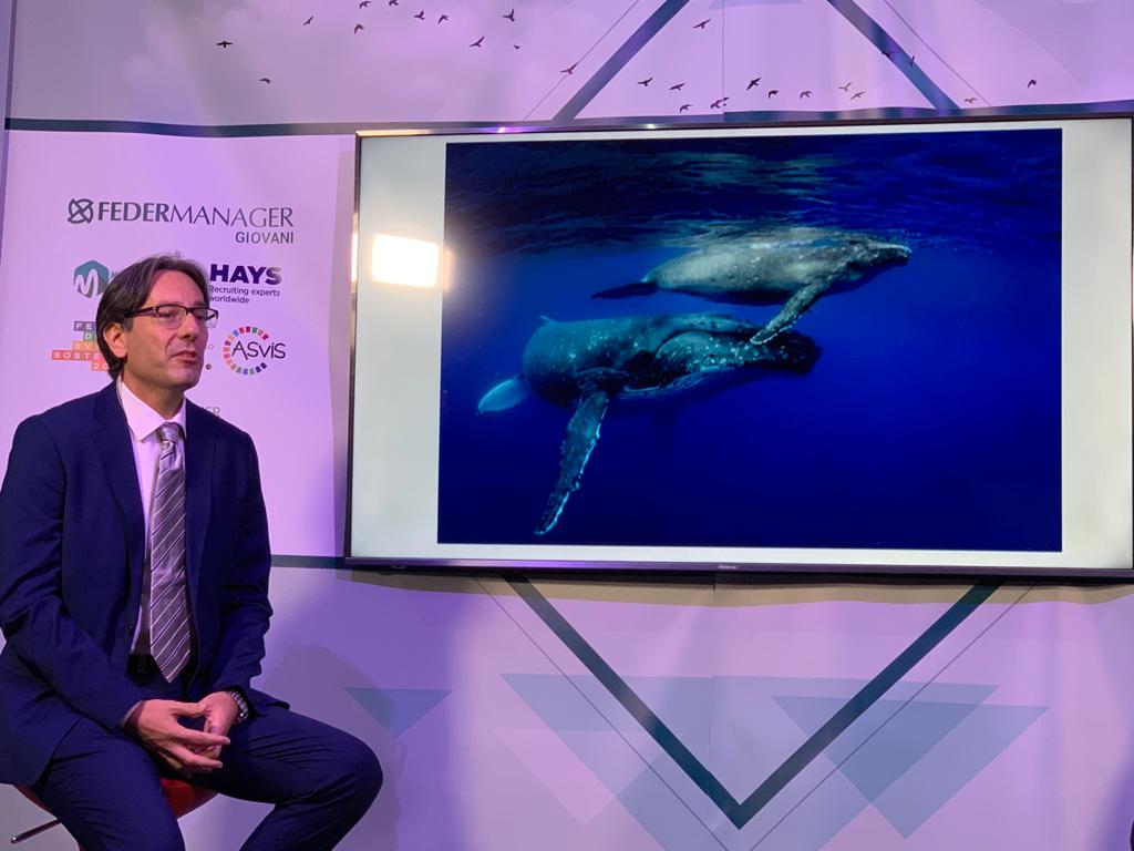 Federmanager's tweet photo. Renato Fontana, coordinatore del nostro #GruppoGiovani, apre l'evento "Codice Green", che ospita la finale del Premio #GiovaneManager organizzato con @Hays_Italia ed è parte del #FestivalSviluppoSostenibile di @ASviSItalia. Segui la diretta: https://t.co/uCfp7cAH8t #GreenCode https://t.co/bRgiqeX41X
