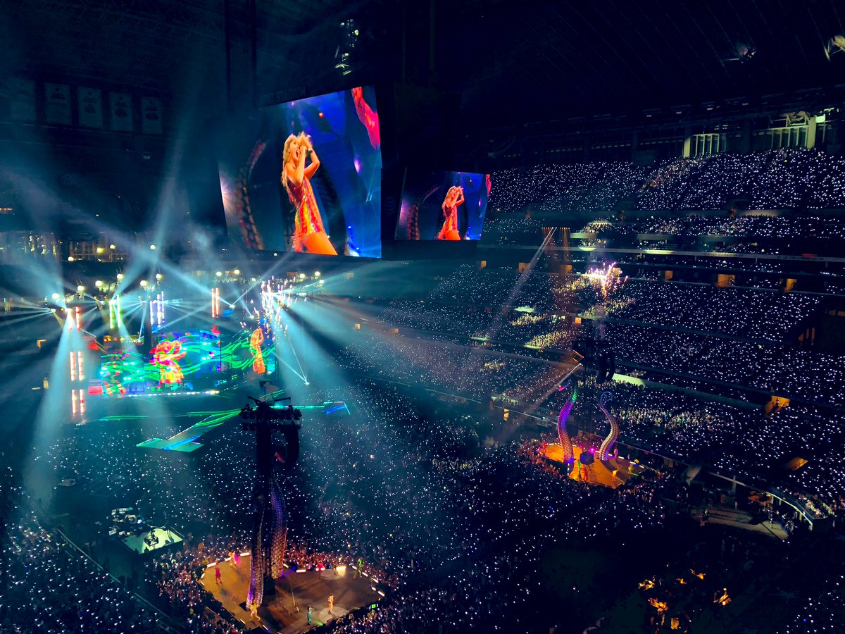swiftieboston's tweet photo. Two years since the last US show on the reputation tour!
I woke up at 4am on a Saturday morning, ran out the door with a suitcase without telling my new roommate where I was going, and got on a plane to Texas. Always an adventure.. #repTourDallas https://t.co/GwREhBXW1s