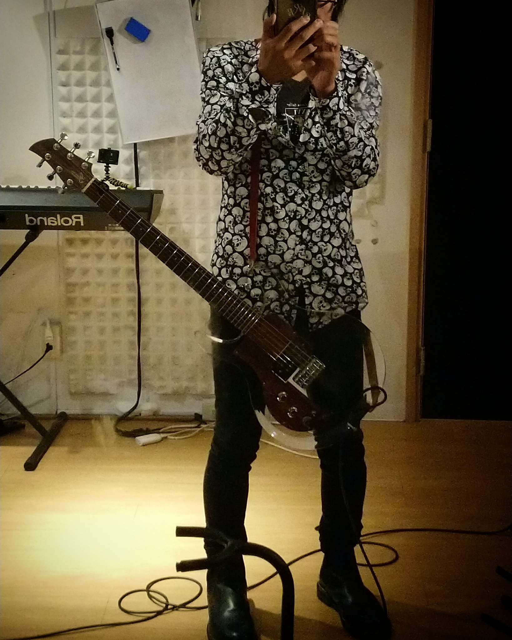 Junksickjackで石川橋万太郎 On Twitter 今夜はこのギターでスタジオ 正直者にしか見えないギター って感じね Greco Ampeg クリスタルギター ロックンロールは鳴り止まない ロックンロールショー ロッケンロー ライブバー ローリング