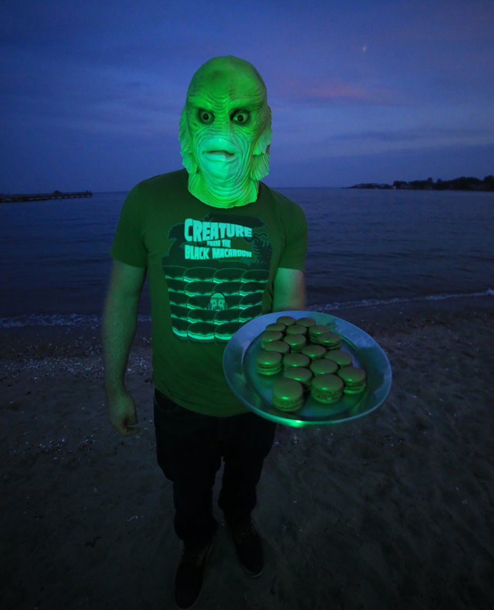 MovieTheFood's tweet photo. A deliciously frightening beast lurks in the depths of the Macaroon jungle. A group of pastry chefs try to capture the animal and bring it back to civilization for devouring.

📸: @laurenlonerganphotography

#creaturefromtheblacklagoon #blacklagoon #gillman #monstersquad https://t.co/E5jFiK31r7
