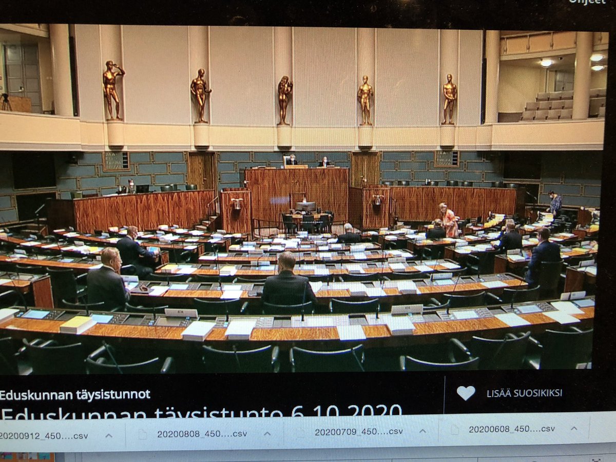 Melko tyhjää on salissa kun puhutaan #kaivoslaki 🙄