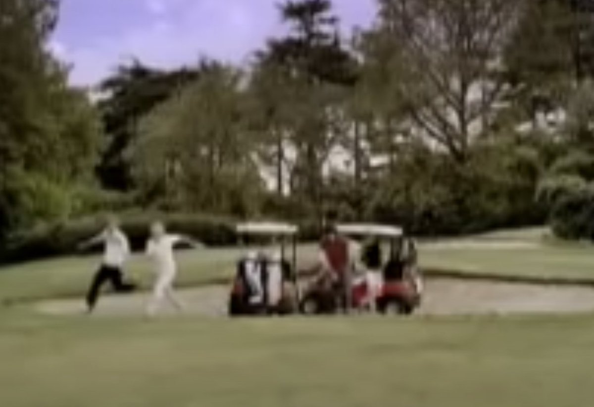 ASSIM que vi eles correndo desse jeito, saindo de trás dessa árvore nesse momento, eu me transportei DIRETO pro final do clipe de Obviously, que eles saem correndo DO MESMO JEITINHO, saindo de dentro dos carrinhos de golf.(desculpem a 2a foto, sdds clipes antigos em HD kkkkcry)