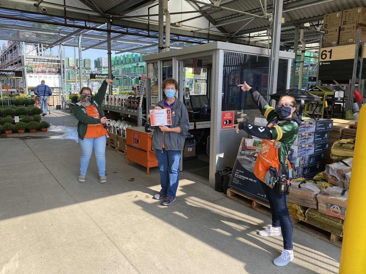 Karen Van Tassel is the most friendliest cashier!!! @dennissanders13 <a href="/STEPHANIE_THD/">Stephanie Campbell</a> @HallSteph36 @jason_stubbe <a href="/dartonsmommy07/">Jennifer Schiller</a> <a href="/McFarrenGary/">Gary McFarren</a>