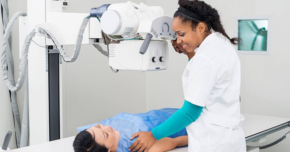 уверенная походка. рентгенография и выполнение. Taking x. бизнесмены переговоры. фото 8-го мальчика дерфа камеру в руках.