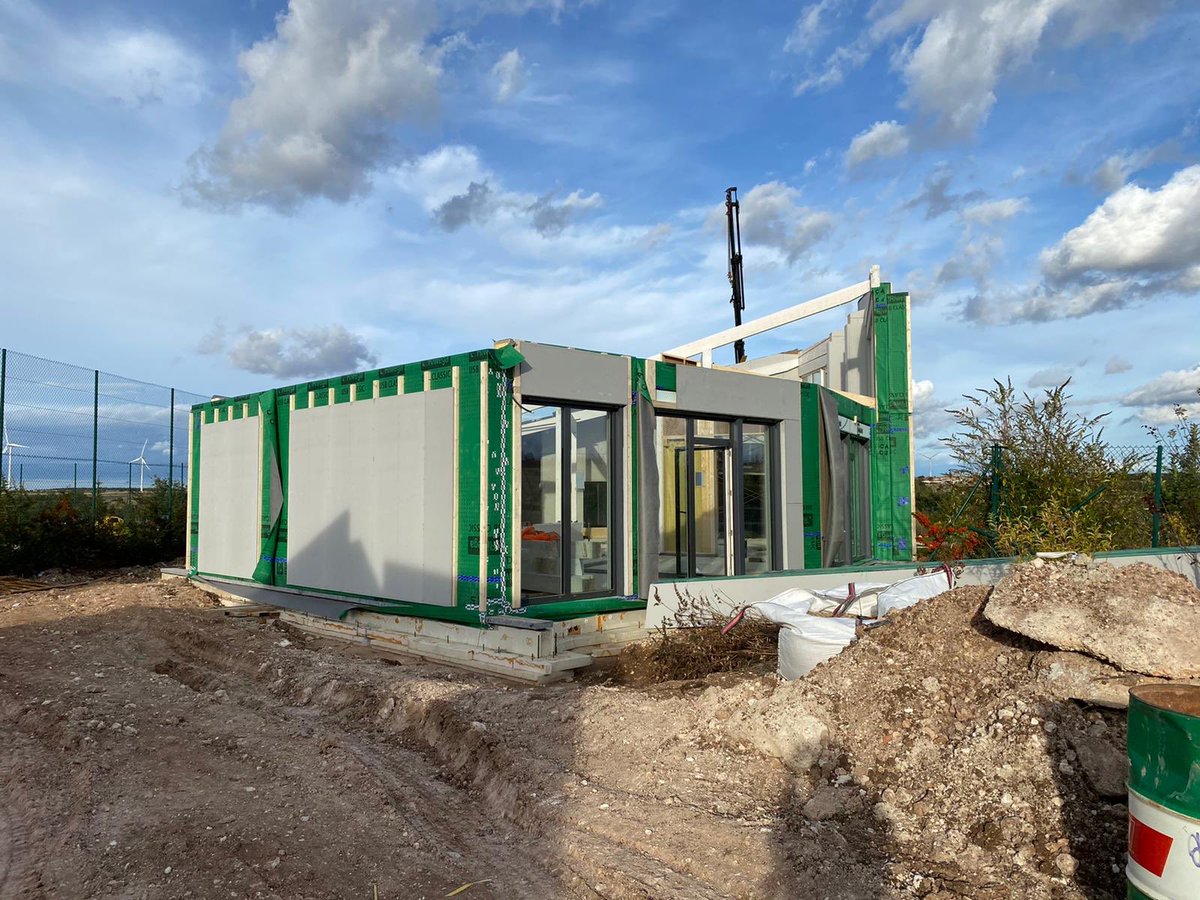 Avanza el montaje de esta vivienda #passivhaus en Carcedo previa #industrialización en nuestra fábrica de #CarrióndelosCondes <a href="/PlataformaPEP/">Plataforma Passivhaus (PEP)</a> <a href="/ClusterAeice/">AEICE Clúster de Hábitat Eficiente</a> <a href="/ContratistasCyL/">CContratistasCyL</a> <a href="/int_madera/">Industria de la Madera</a> @mincoturgob <a href="/EFCyL/">Empresa Familiar CyL</a> <a href="/ZehnderIberica/">Zehnder Group Ibérica</a> <a href="/empresasjcyl/">Competitividad Empresarial JCyL</a>