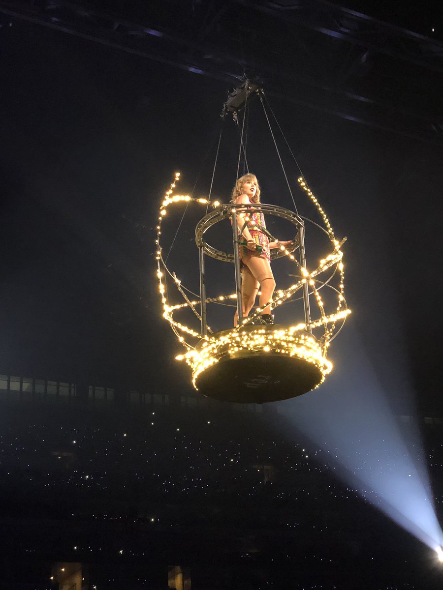 gracemgreen13's tweet photo. 2 years since the last night of the rep tour in the US #TaylorSwift #reptour #reptourdallas #reputationstadiumtour @taylorswift13 @taylornation13 https://t.co/cCw3ZB37xP