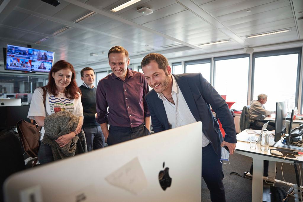 BILD_InsideOut's tweet photo. Was für eine Freude, ihn so fit zu sehen - und so kämpferisch wie eh und je! Alexej #Nawalny war heute zu Gast bei @BILD. https://t.co/yQ3e68ggJX