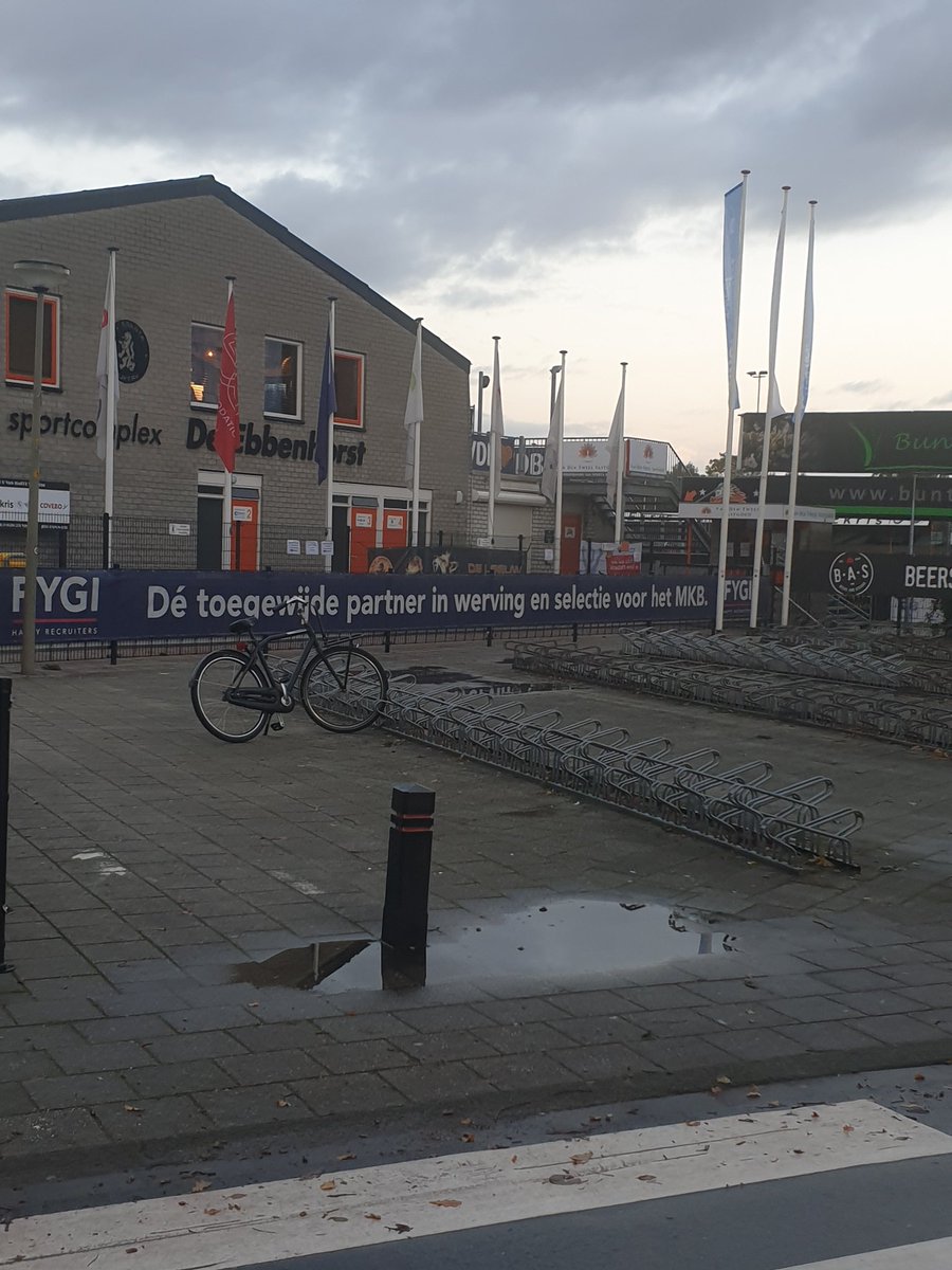 Een uur voor aanvang van  de wedstrijd #spartanijkerk #rijnsburgseboys wat een beeld gelukkig is #jessebuitenhuis op de fiets