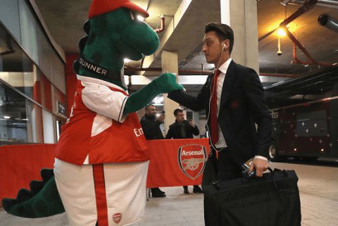 Juezcentral's tweet photo. Hoy, Mesut Ozil informó que pagará el sueldo de Jerry Quy, quien hace de Gunnersaurus, la mascota del Arsenal, que fue despedido ayer por el club. "Mientras yo sea jugador del Arsenal, pagaré su salario". Gunnersaurus no se va, muchachos. https://t.co/kluMJd8ysY